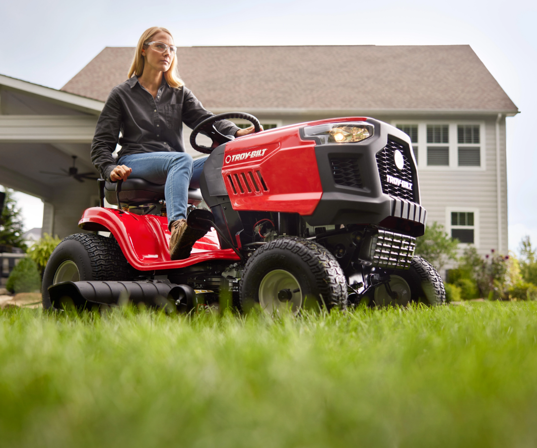 Tondeuse autoportée Troy-Bilt 92T-R Select – 382 cm³, éjection arrière avec bac, tracteur tondeuse puissant et polyvalent - immagine 3
