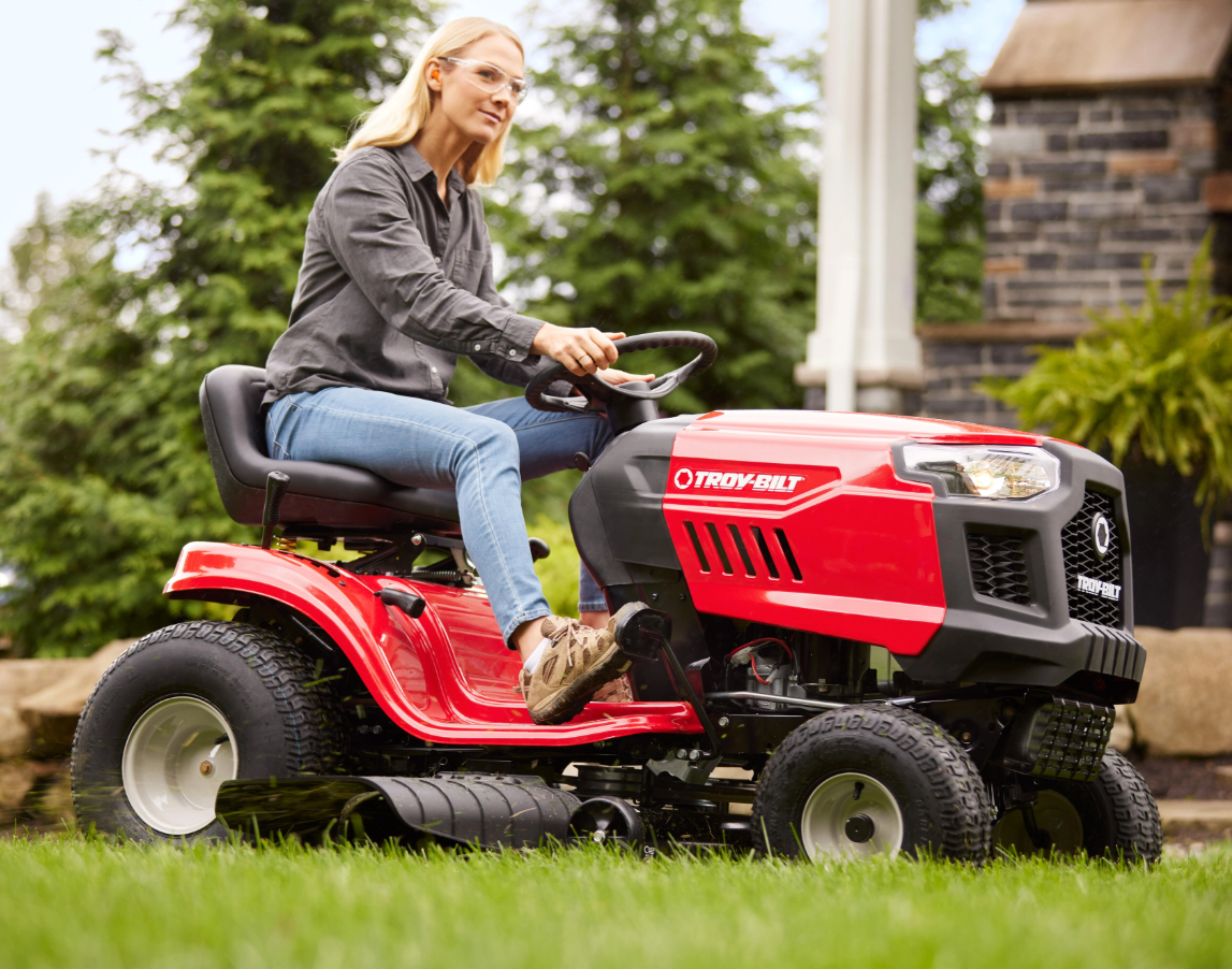 Tondeuse autoportée Troy-Bilt 92T-R Select – 382 cm³, éjection arrière avec bac, tracteur tondeuse puissant et polyvalent - immagine 4